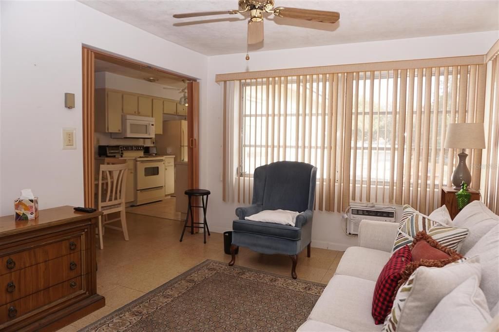 待售: $155,400 (2 贝兹, 1 浴室, 1108 平方英尺)