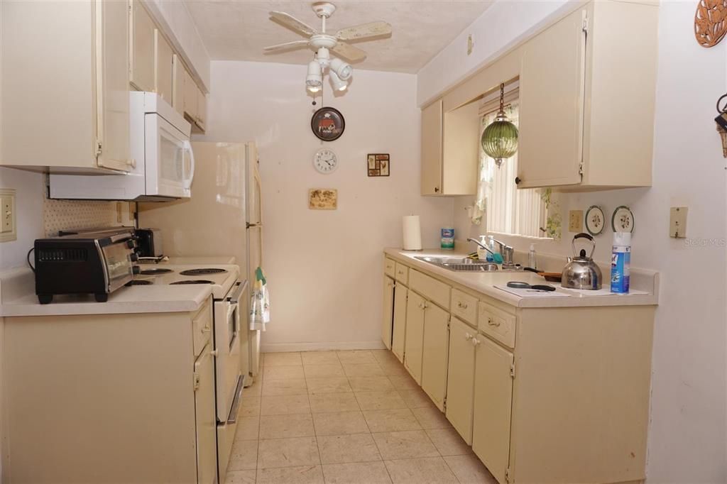 待售: $155,400 (2 贝兹, 1 浴室, 1108 平方英尺)