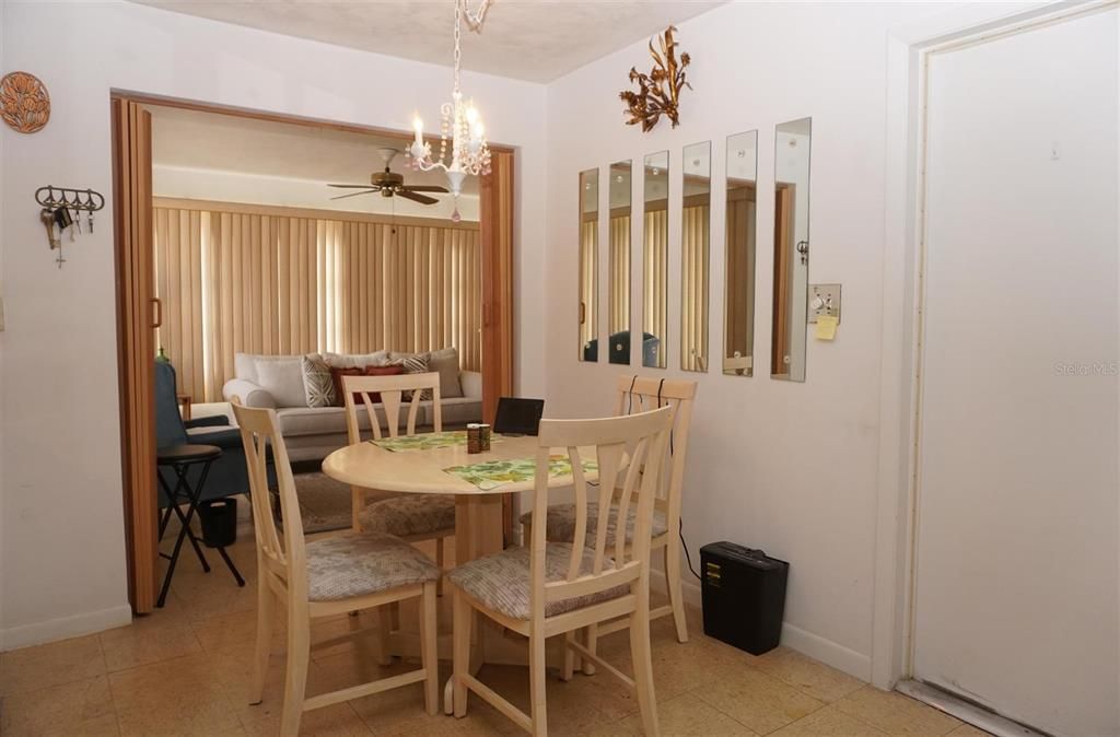 待售: $155,400 (2 贝兹, 1 浴室, 1108 平方英尺)