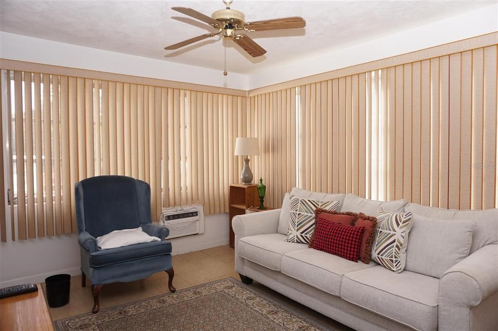 待售: $155,400 (2 贝兹, 1 浴室, 1108 平方英尺)