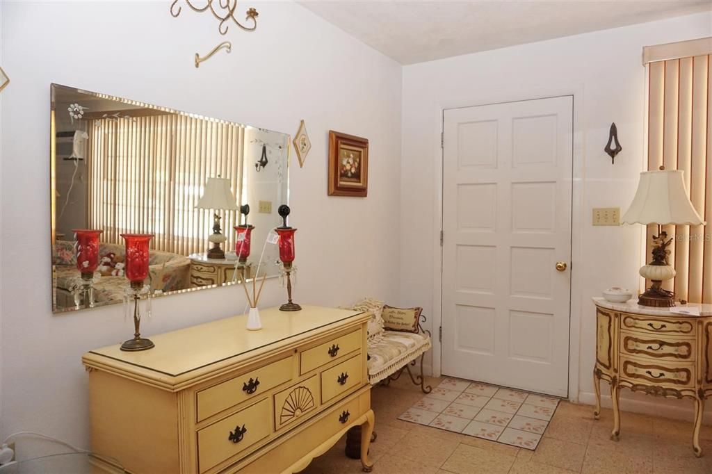 待售: $155,400 (2 贝兹, 1 浴室, 1108 平方英尺)