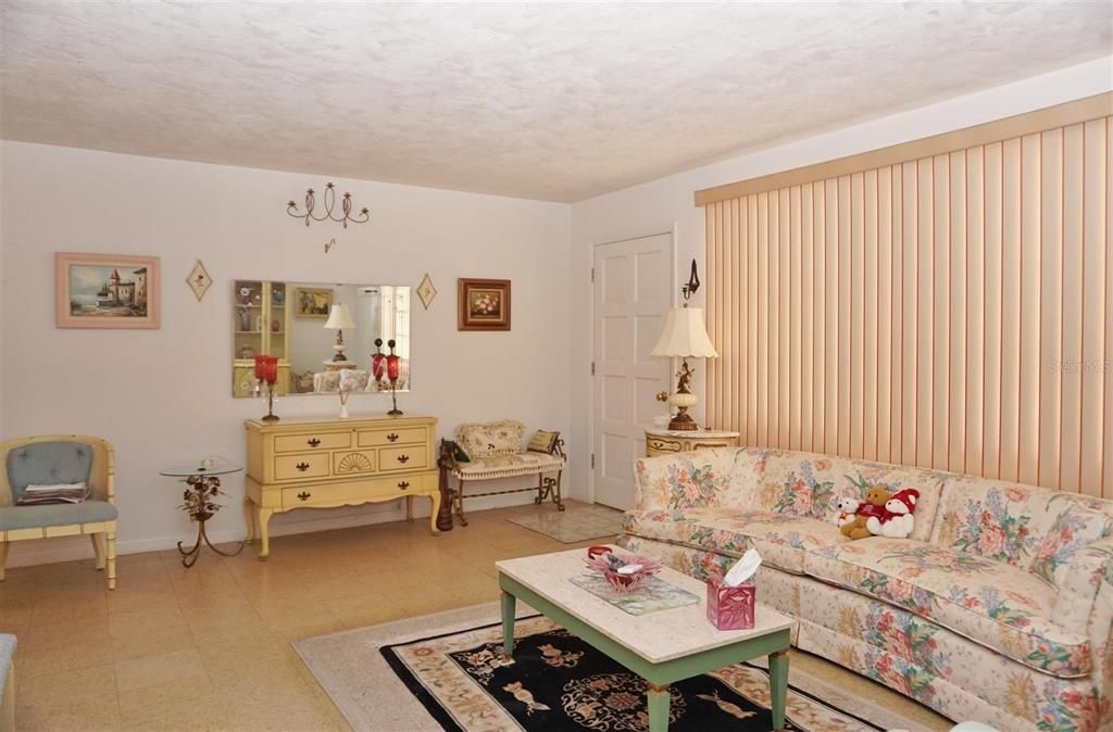 待售: $155,400 (2 贝兹, 1 浴室, 1108 平方英尺)