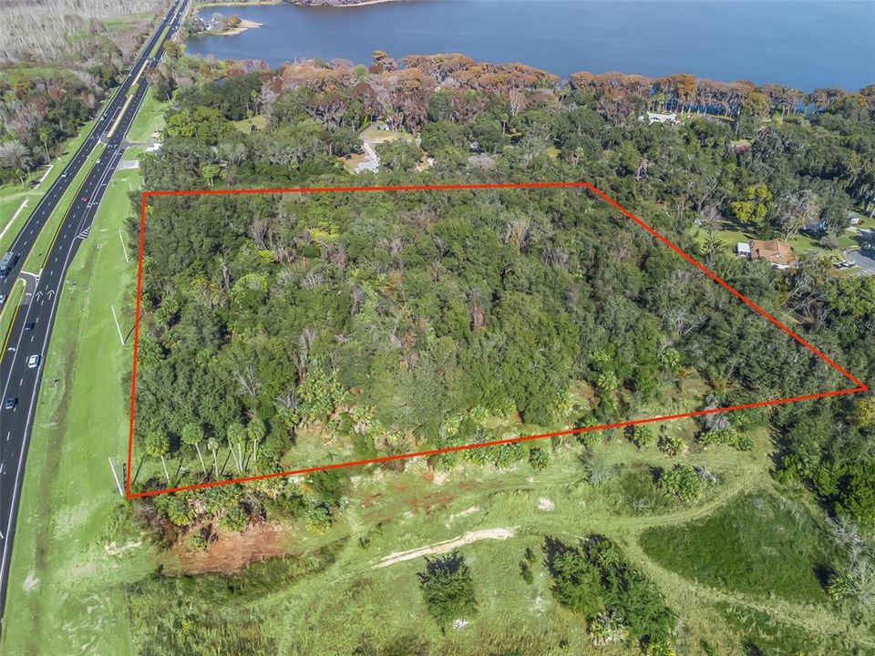 На продажу: $3,650,000 (8.35 acres)