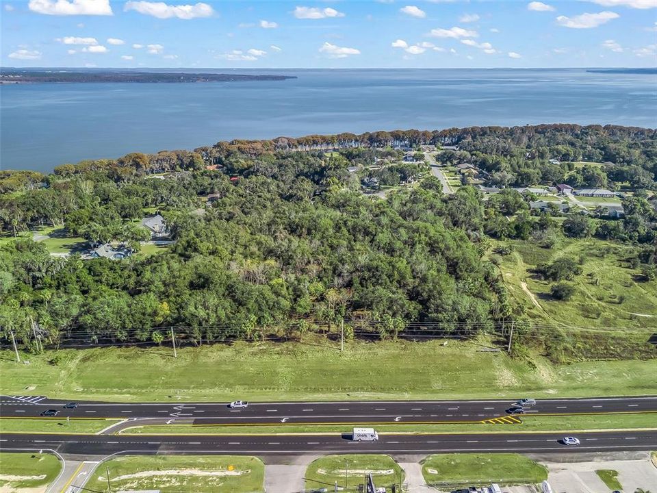 На продажу: $3,650,000 (8.35 acres)