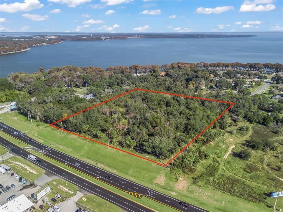 На продажу: $3,650,000 (8.35 acres)