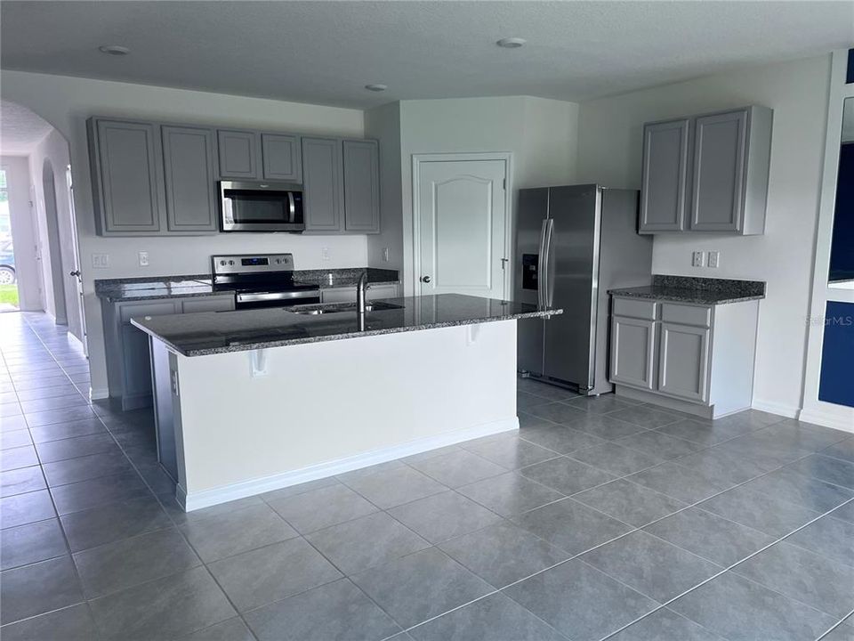 出租: $2,300 (4 贝兹, 2 浴室, 1830 平方英尺)