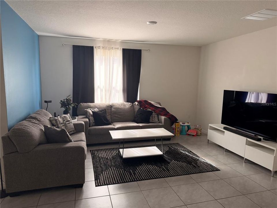 出租: $2,300 (4 贝兹, 2 浴室, 1830 平方英尺)