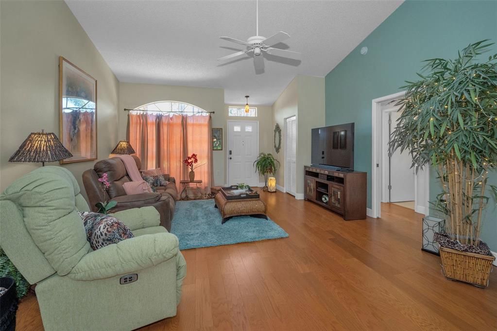 На продажу: $310,000 (2 спален, 2 ванн, 1640 Квадратных фут)