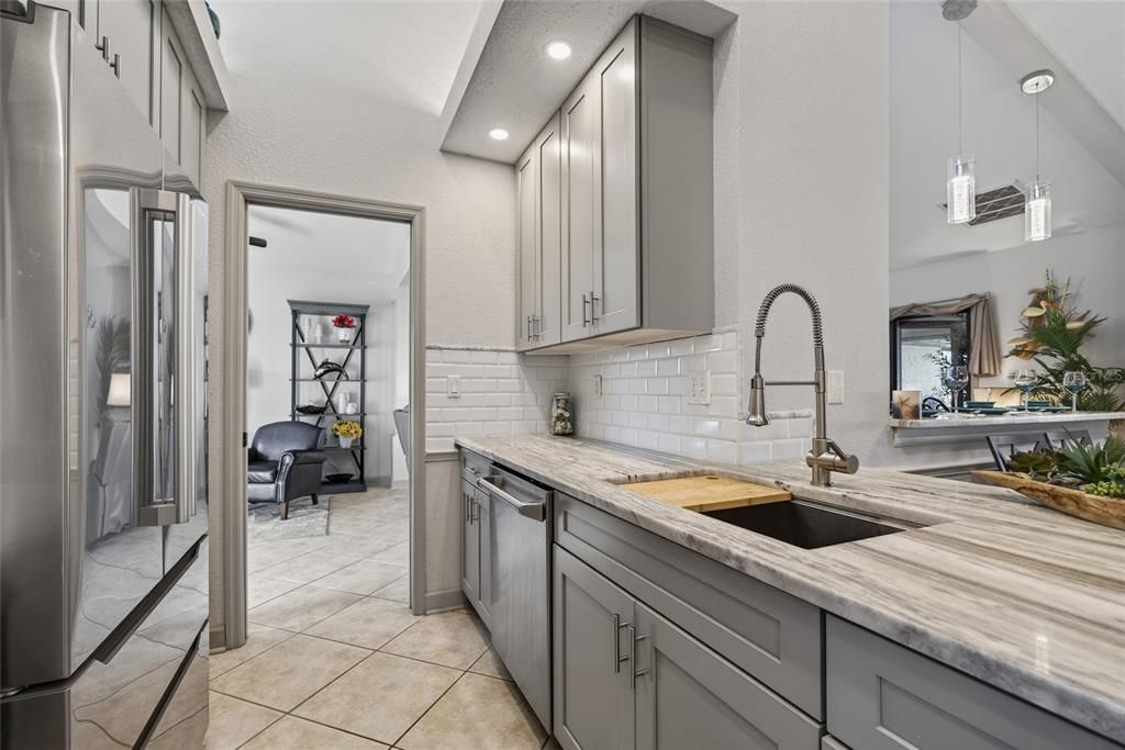 Activo con contrato: $709,000 (3 camas, 2 baños, 2128 Pies cuadrados)