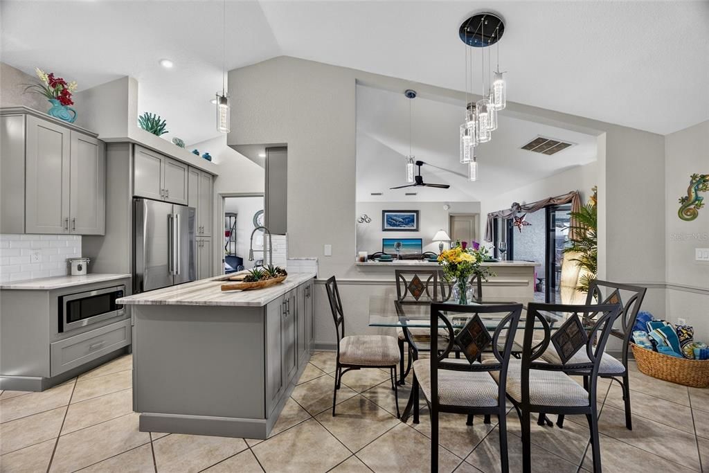 Activo con contrato: $709,000 (3 camas, 2 baños, 2128 Pies cuadrados)