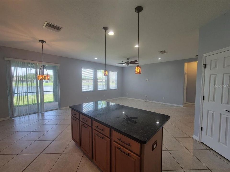 В аренду: $2,375 (4 спален, 2 ванн, 1850 Квадратных фут)