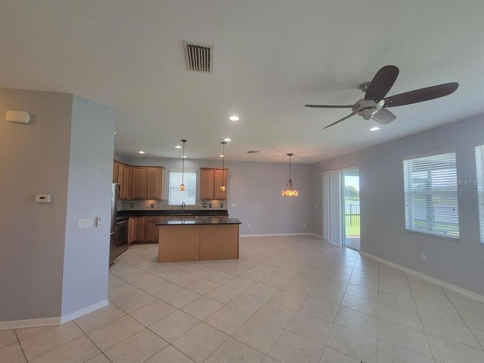 В аренду: $2,375 (4 спален, 2 ванн, 1850 Квадратных фут)