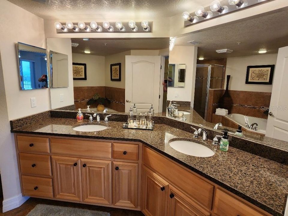 For Sale: $399,000 (2 beds, 2 baths, 1384 Square Feet)