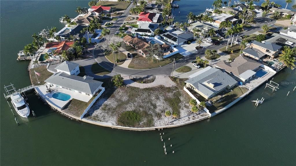 待售: $2,100,000 (0.81 acres)