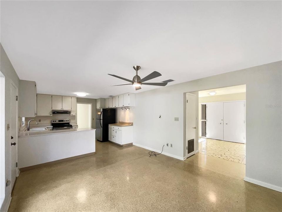 En Venta: $272,000 (3 camas, 2 baños, 1951 Pies cuadrados)