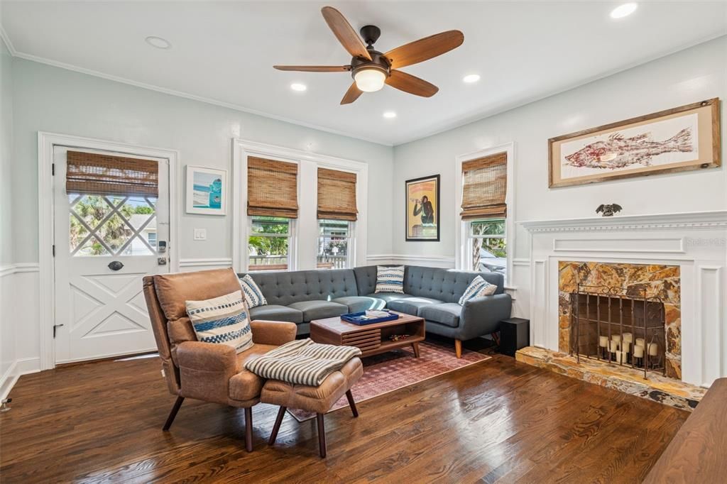 For Sale: $499,900 (2 beds, 2 baths, 1371 Square Feet)