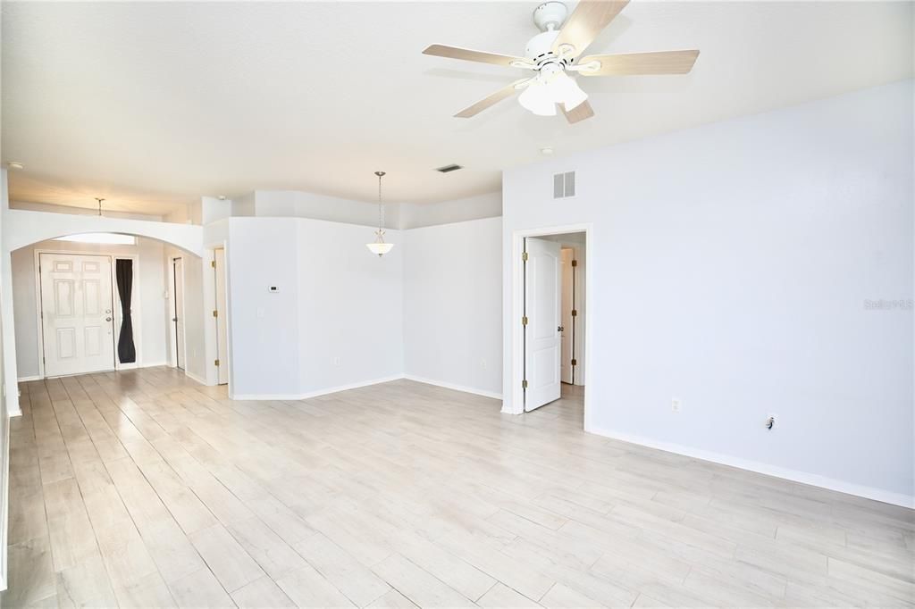 For Sale: $355,000 (3 beds, 2 baths, 1434 Square Feet)