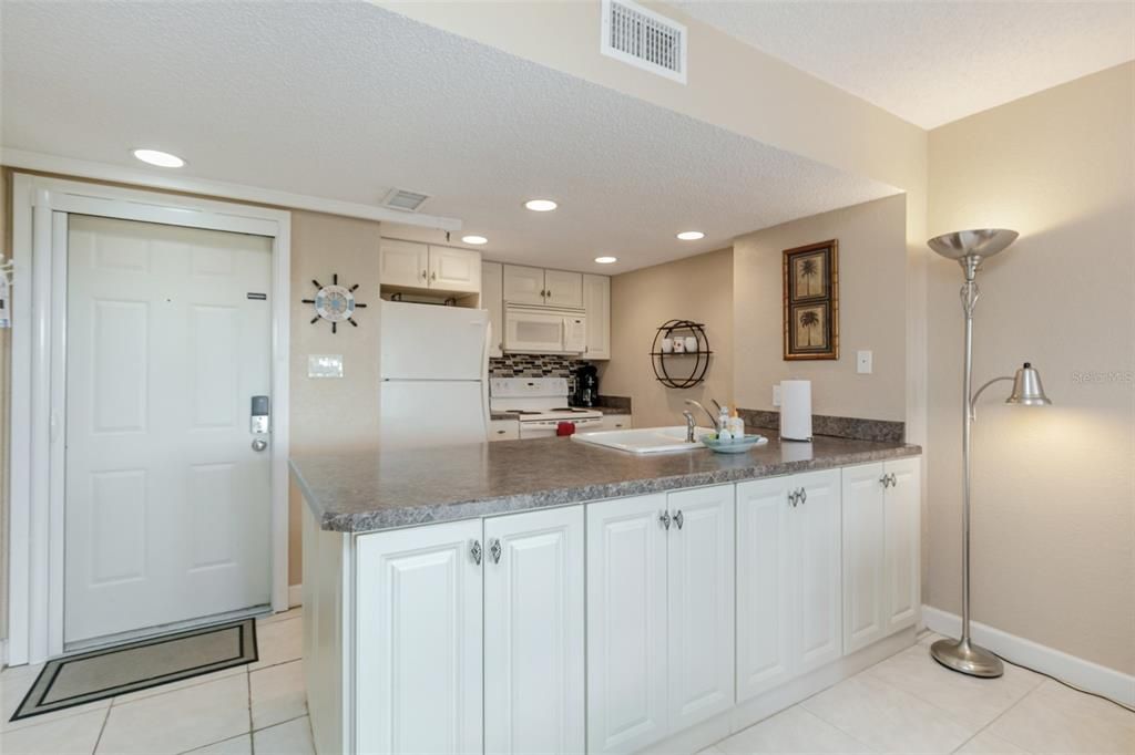 For Sale: $180,000 (1 beds, 1 baths, 593 Square Feet)