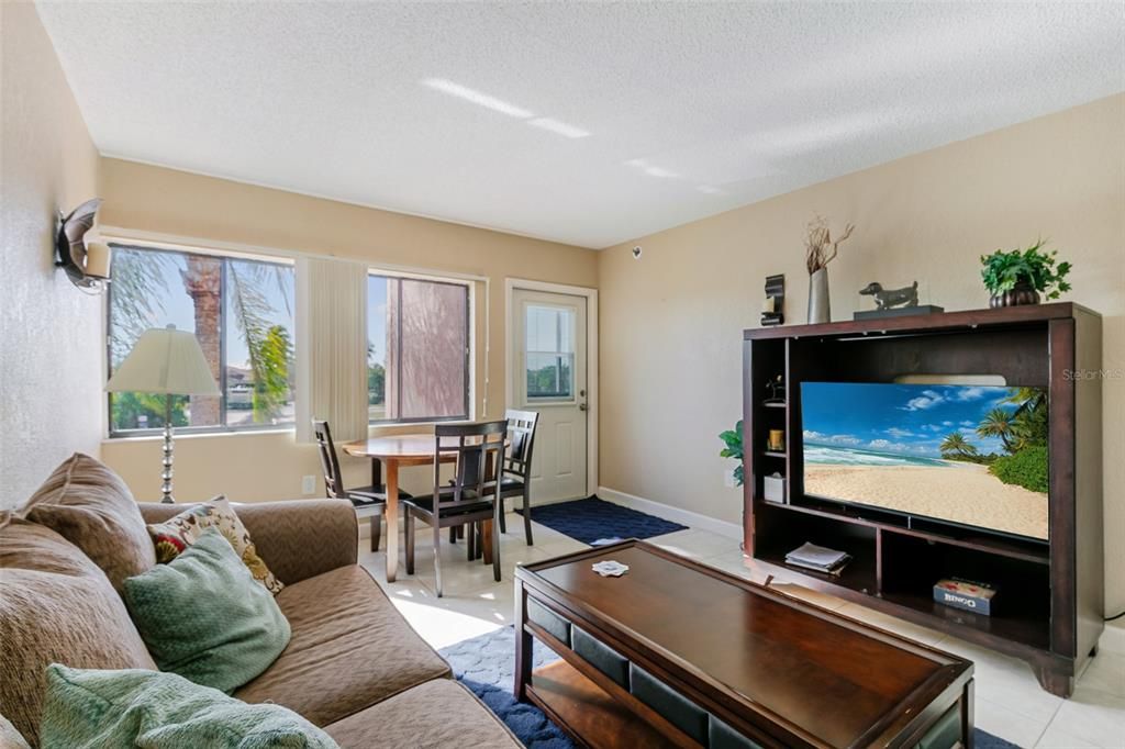 For Sale: $180,000 (1 beds, 1 baths, 593 Square Feet)