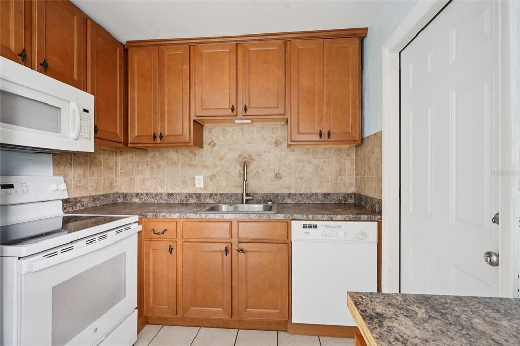 待售: $199,900 (3 贝兹, 1 浴室, 968 平方英尺)