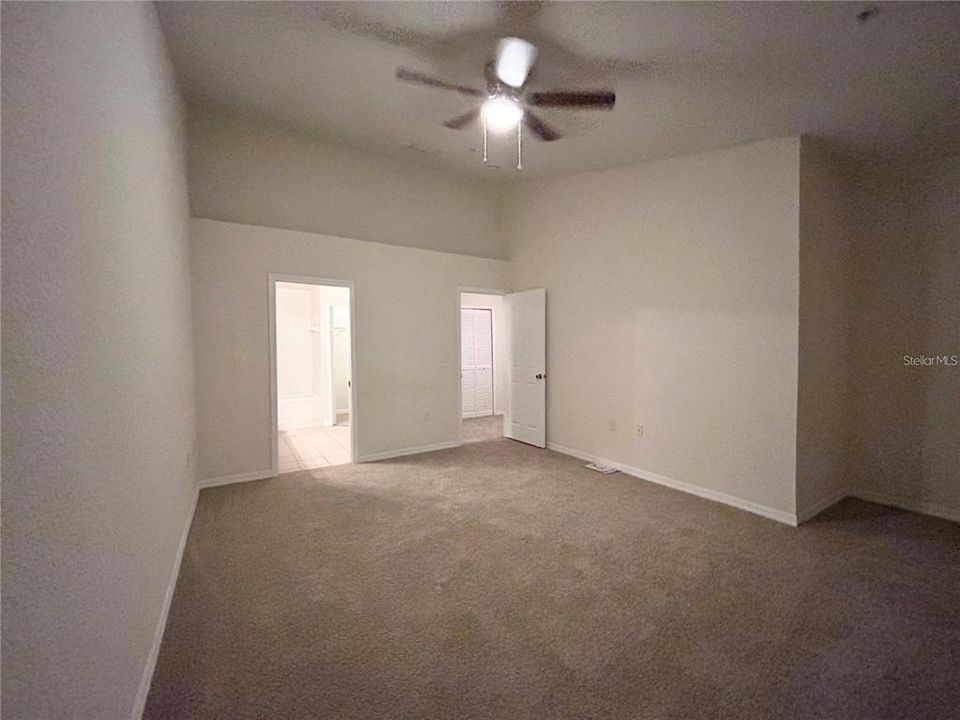 出租: $1,550 (1 贝兹, 1 浴室, 896 平方英尺)