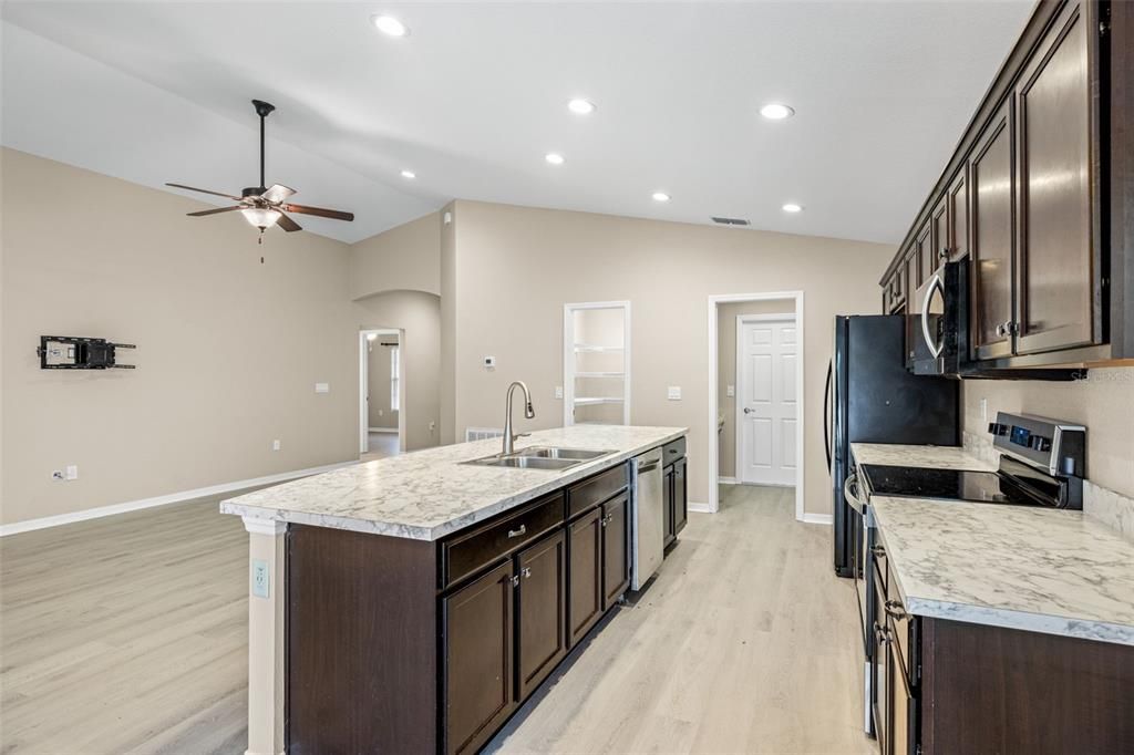 В аренду: $1,950 (3 спален, 2 ванн, 1749 Квадратных фут)