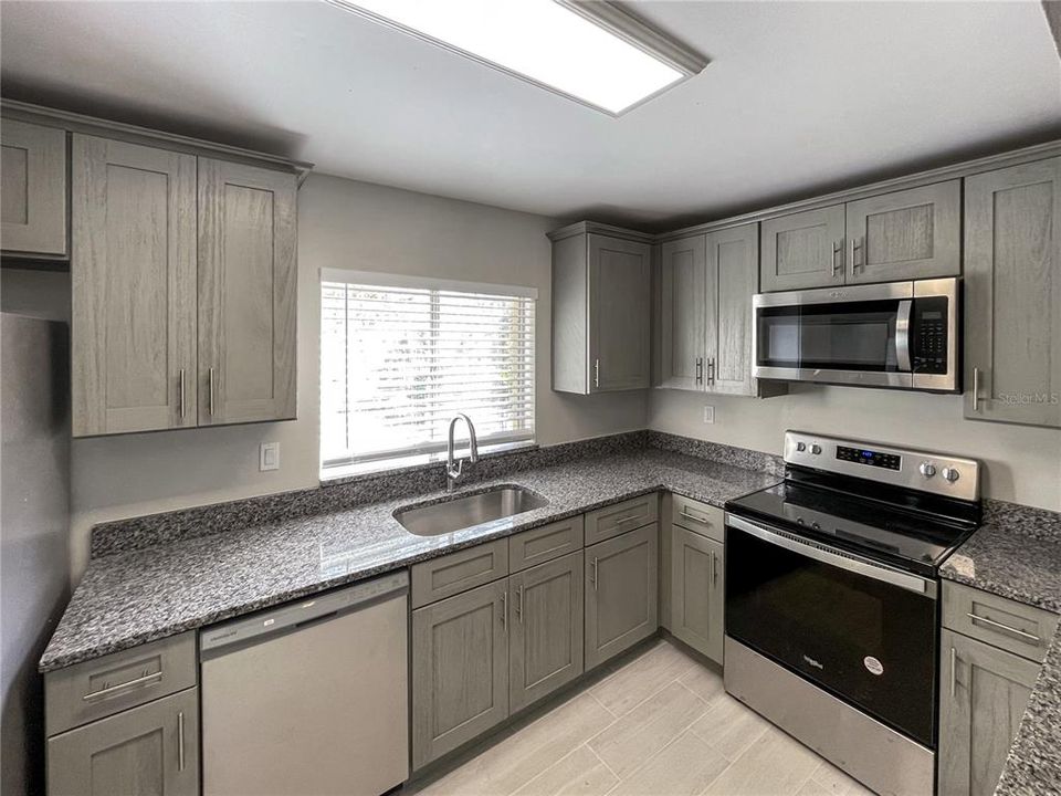 На продажу: $199,500 (2 спален, 2 ванн, 1029 Квадратных фут)