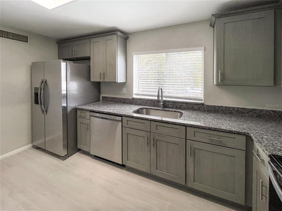 На продажу: $199,500 (2 спален, 2 ванн, 1029 Квадратных фут)