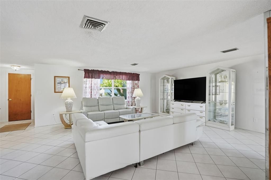 For Sale: $410,000 (3 beds, 2 baths, 1716 Square Feet)