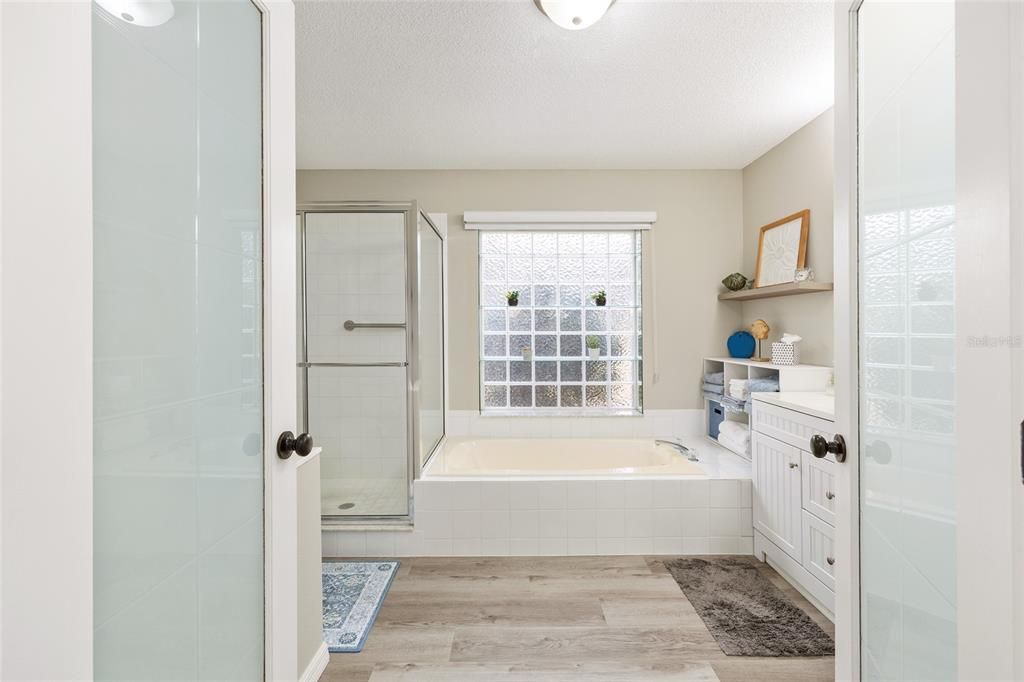 For Sale: $279,900 (2 beds, 2 baths, 1343 Square Feet)