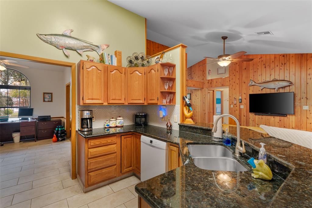 На продажу: $355,000 (3 спален, 2 ванн, 1872 Квадратных фут)