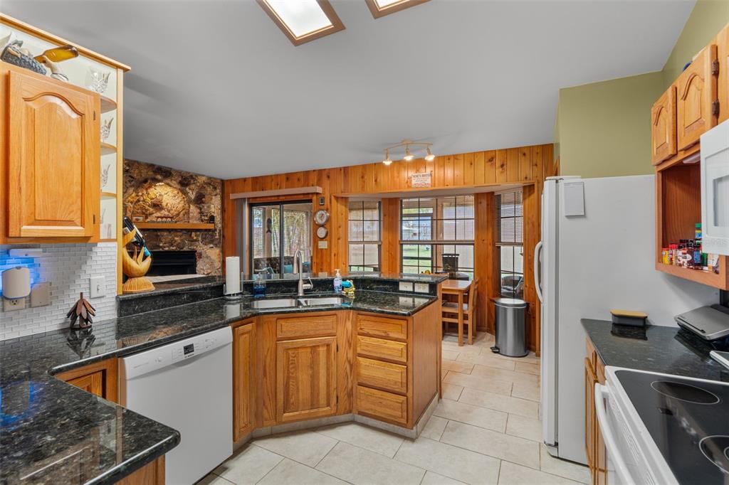 На продажу: $355,000 (3 спален, 2 ванн, 1872 Квадратных фут)