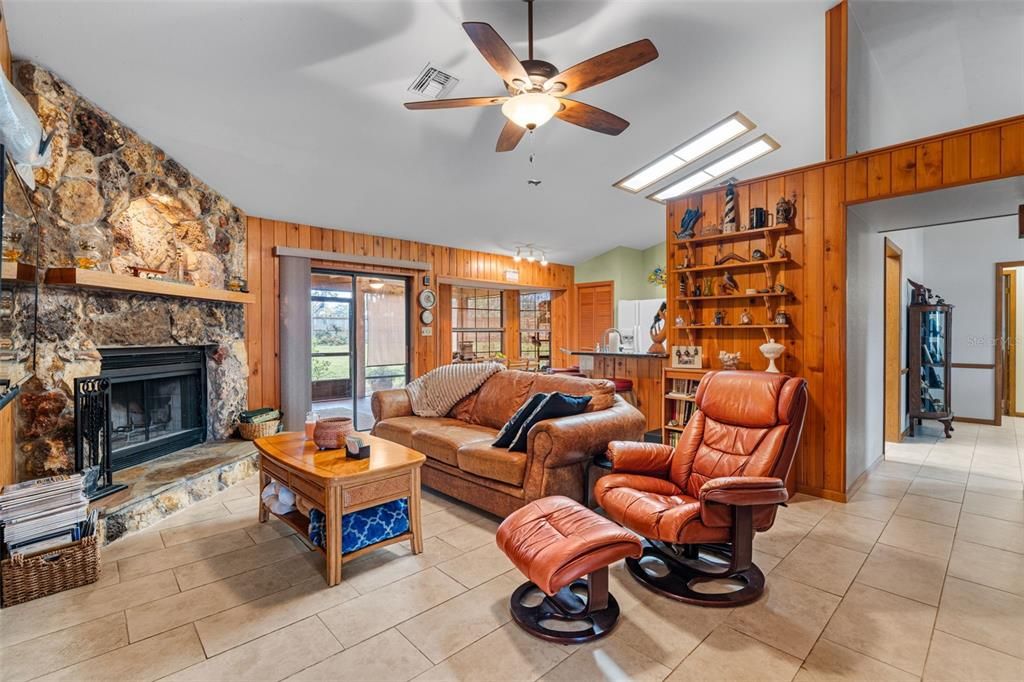 На продажу: $355,000 (3 спален, 2 ванн, 1872 Квадратных фут)