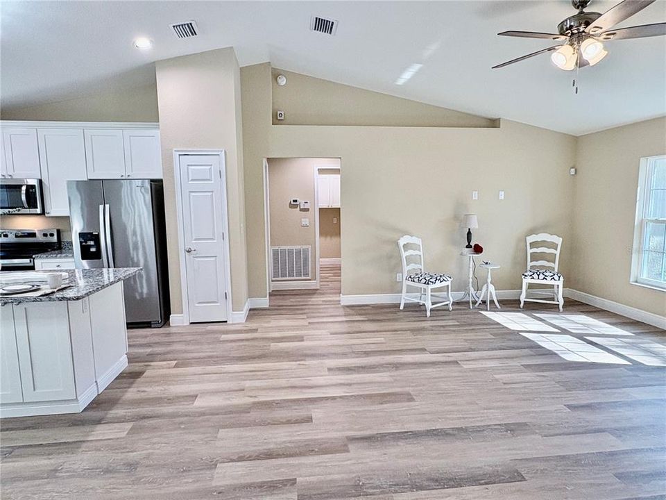 На продажу: $284,450 (3 спален, 2 ванн, 1468 Квадратных фут)