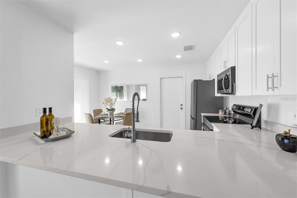 For Sale: $189,900 (2 beds, 1 baths, 1061 Square Feet)