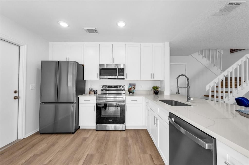 For Sale: $189,900 (2 beds, 1 baths, 1061 Square Feet)