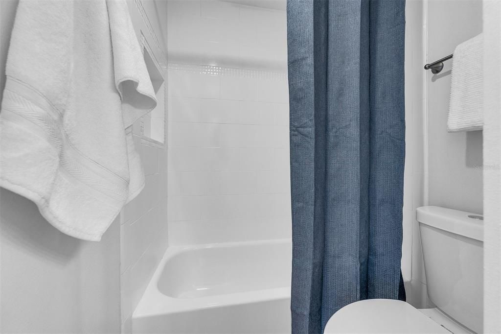 For Sale: $189,900 (2 beds, 1 baths, 1061 Square Feet)