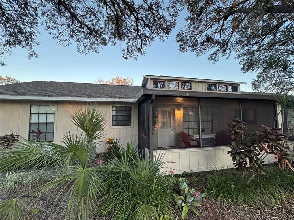 For Sale: $180,000 (2 beds, 2 baths, 935 Square Feet)