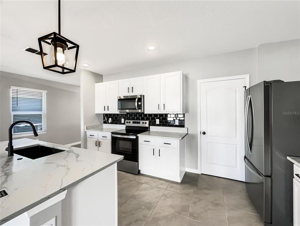 待售: $342,000 (3 贝兹, 2 浴室, 2296 平方英尺)