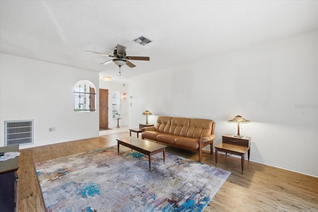 待售: $308,000 (3 贝兹, 2 浴室, 1624 平方英尺)