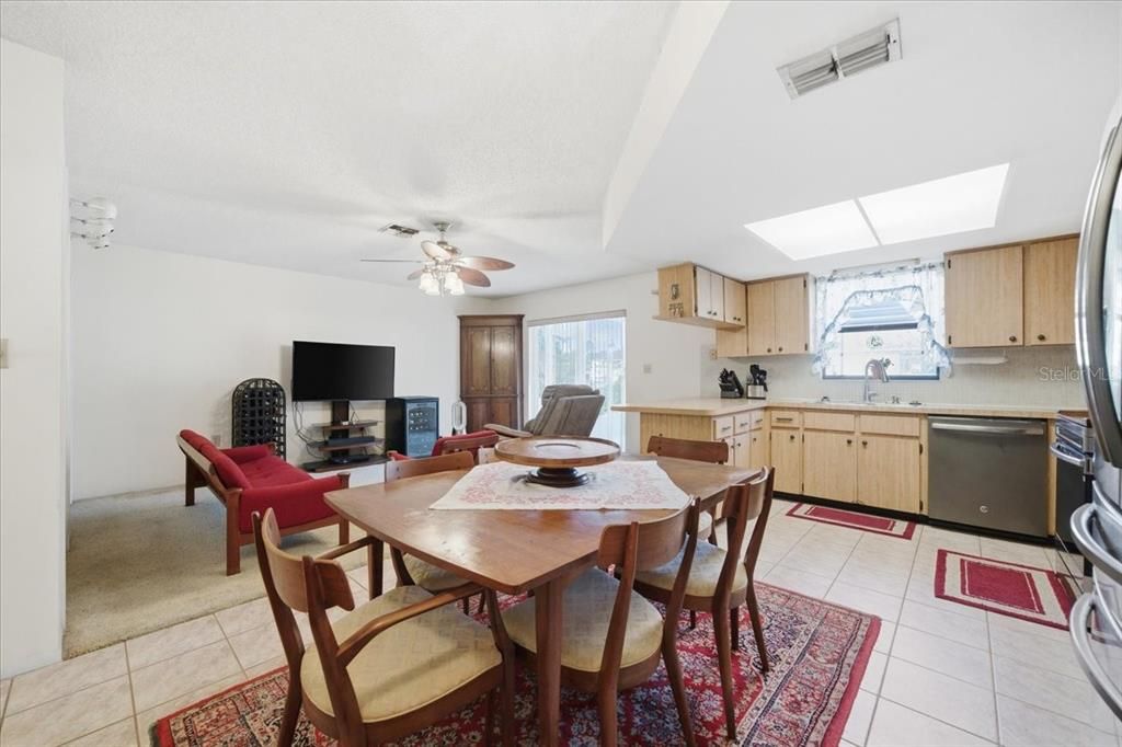 待售: $308,000 (3 贝兹, 2 浴室, 1624 平方英尺)