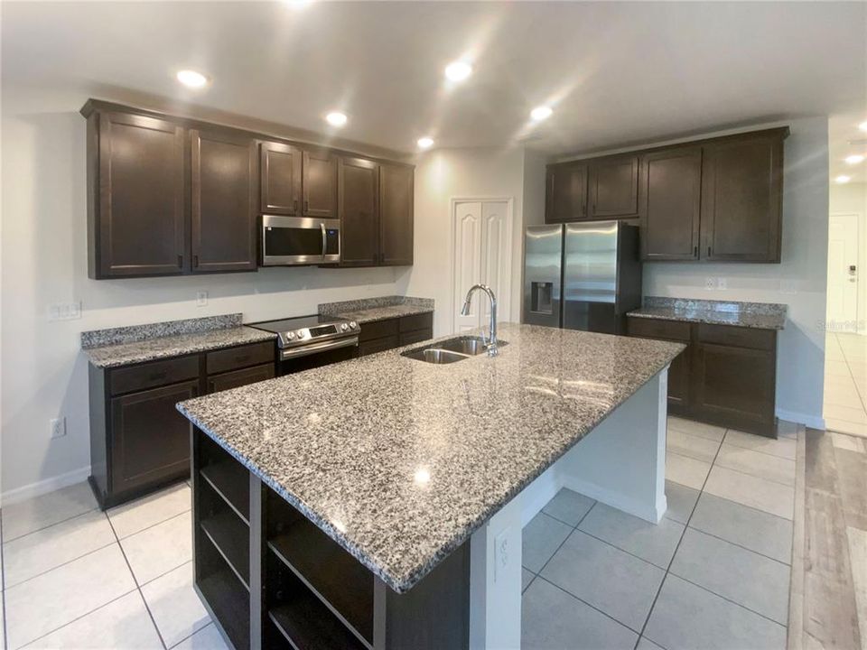 待售: $443,000 (5 贝兹, 3 浴室, 2811 平方英尺)