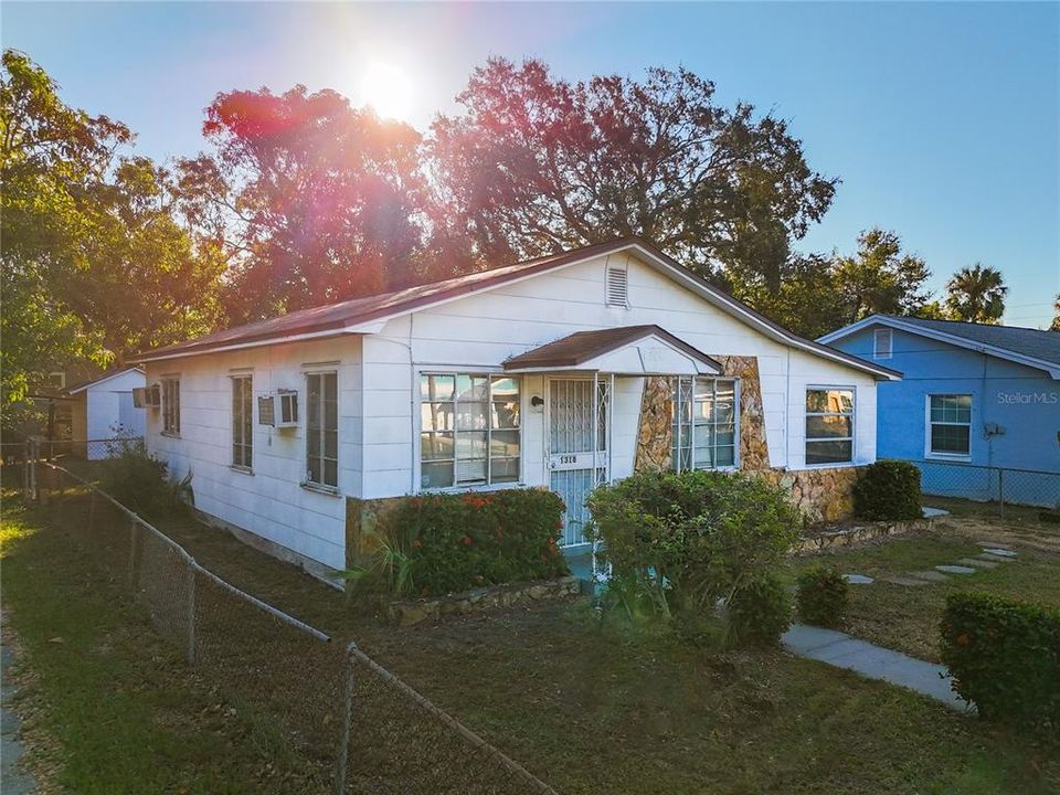 For Sale: $169,900 (2 beds, 1 baths, 776 Square Feet)