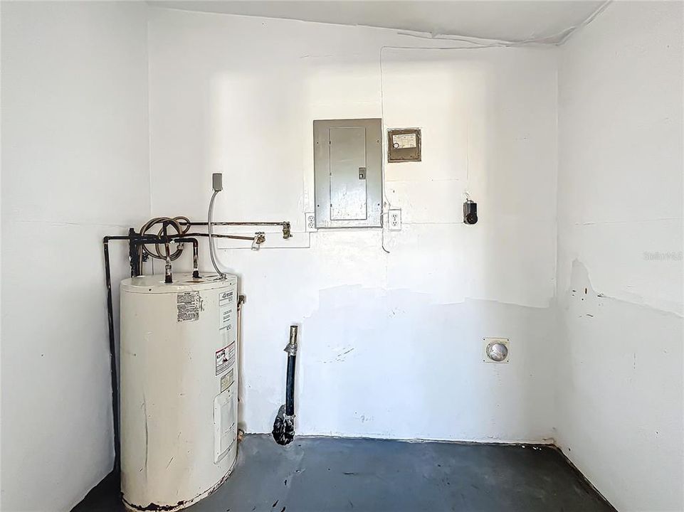 For Sale: $169,900 (2 beds, 1 baths, 776 Square Feet)