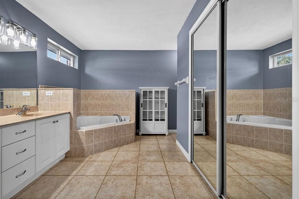 For Sale: $485,000 (4 beds, 3 baths, 2541 Square Feet)