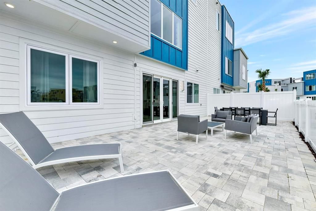 出租: $2,500 (3 贝兹, 3 浴室, 1500 平方英尺)