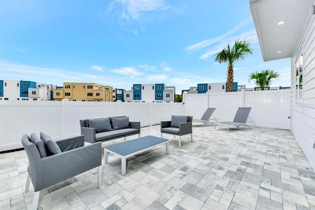 出租: $2,500 (3 贝兹, 3 浴室, 1500 平方英尺)