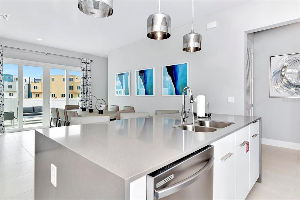 出租: $2,500 (3 贝兹, 3 浴室, 1500 平方英尺)