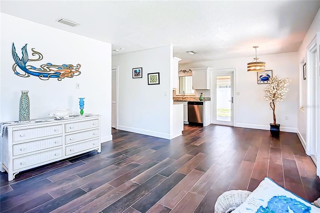 На продажу: $282,500 (3 спален, 1 ванн, 912 Квадратных фут)