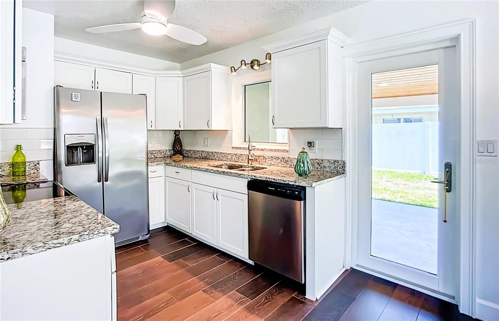 На продажу: $282,500 (3 спален, 1 ванн, 912 Квадратных фут)